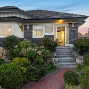 4 Crescent St